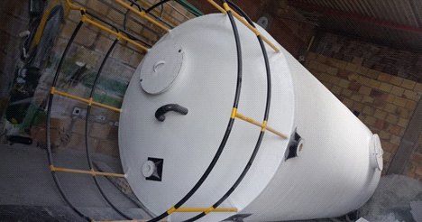 Tanque con escalera guarda-hombre y plataforma