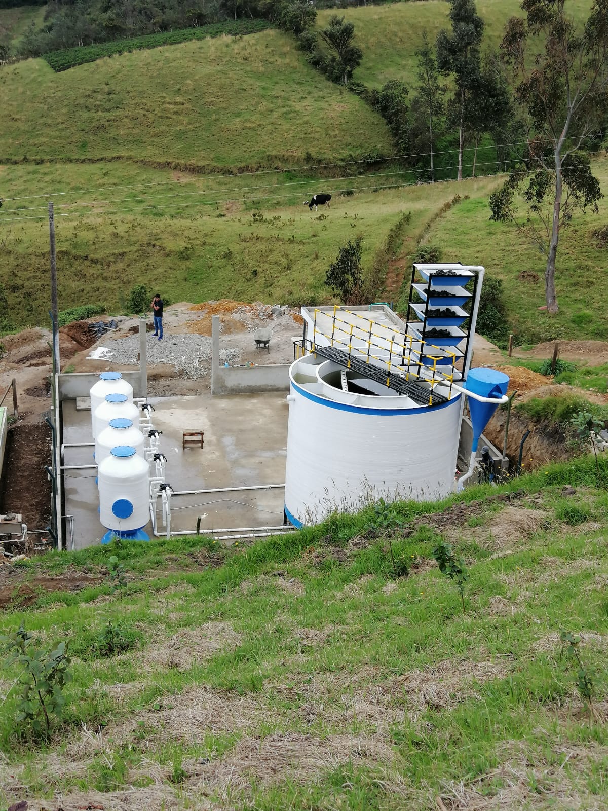 Planta de tratamiento de agua entre lomas verdes