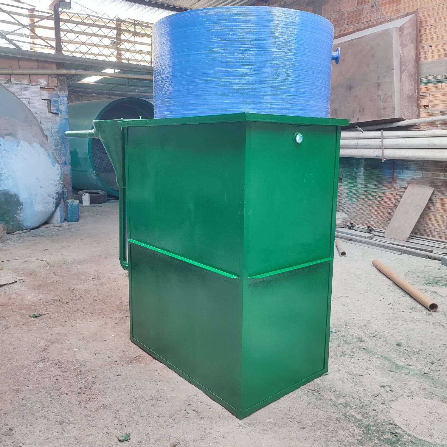 Planta compacta con tanque azul sobre módulo verde