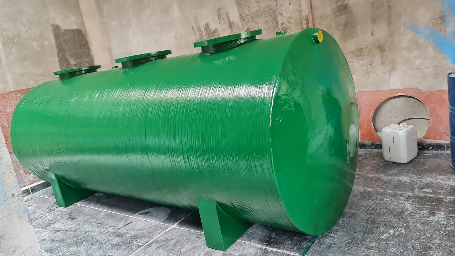 Tanque industrial horizontal verde en fibra de vidrio